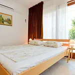 & Hegic With Parking Apartment