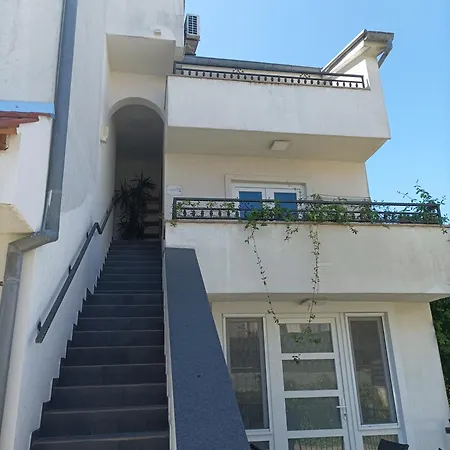 & Hegic With Parking Apartment *