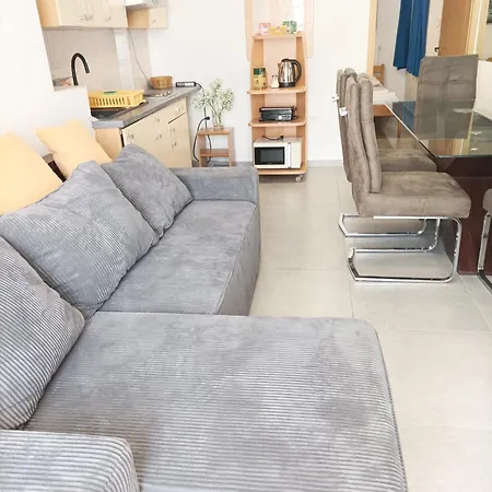 & Hegic With Parking Apartment *